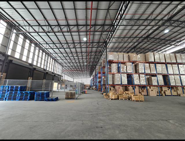 7,649M² WAREHOUSE TO LET IN NORTH RIDING